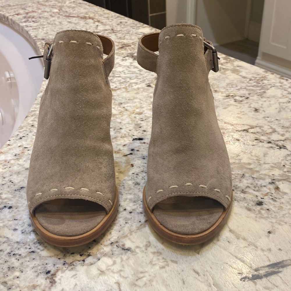 Women’s Frye & Co suede wedge sandals size 6.5